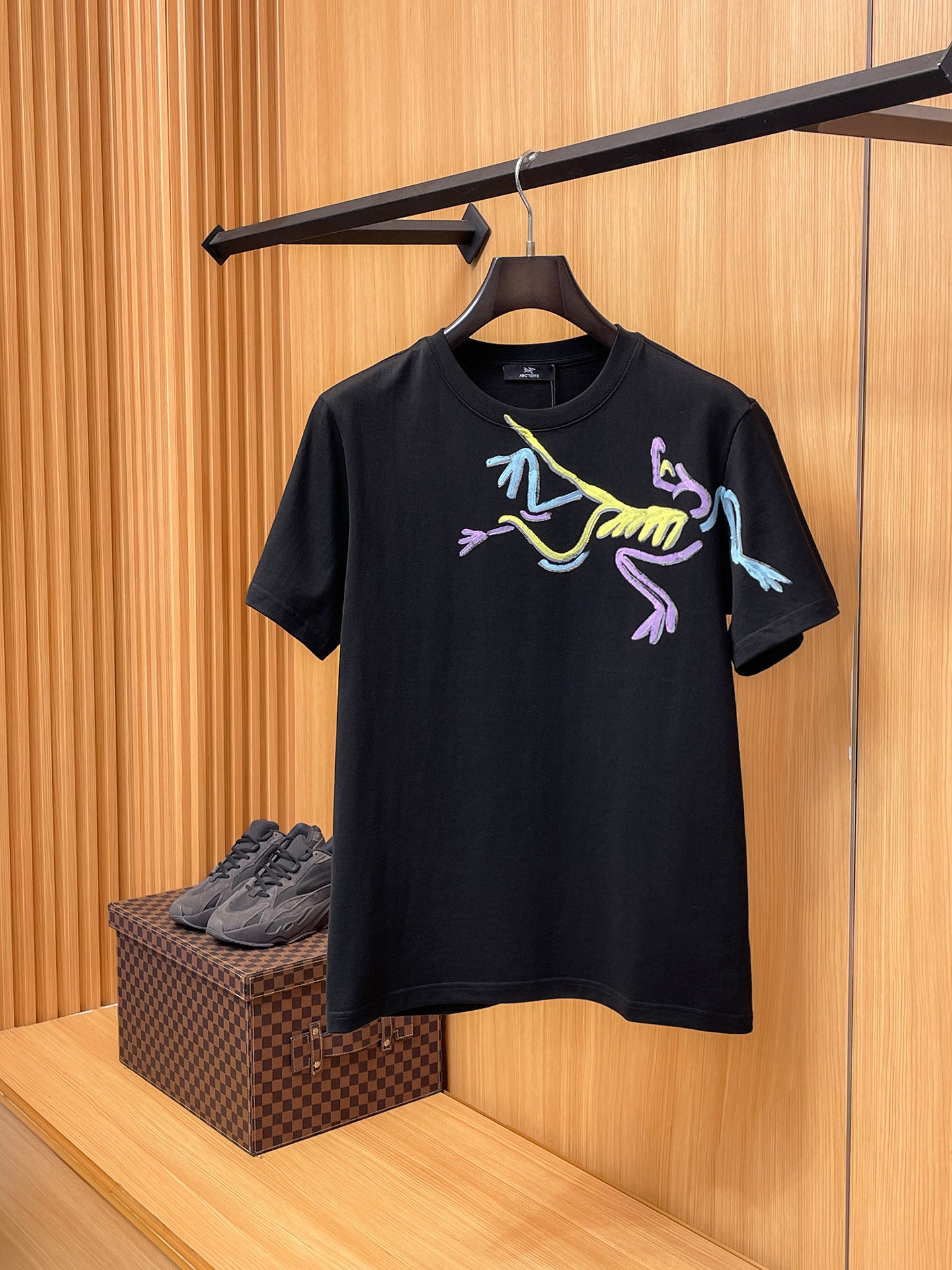 Moncler【新品】2026SS春夏🆕 男女情侶款經典logo圖標設計短袖T卹簡約的時尚元素設計凸顯精簡,隸屬今夏高顏值單品. 客供優質針織棉面料,手感順滑細膩,著身的透氣舒適感可挑剔.全新標誌皮質徽章縫製感染力強大,彰顯前衛獨特個性.時尚達人的必備單品.表達一絲不苟的時尚氣息. 顏色：白色黑色尺碼：S/M/L/XL/2XL S肩寬43胸圍104衣長67袖長21