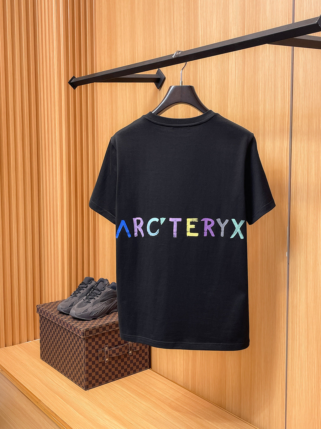 Moncler【新品】2026SS春夏🆕 男女情侶款經典logo圖標設計短袖T卹簡約的時尚元素設計凸顯精簡,隸屬今夏高顏值單品. 客供優質針織棉面料,手感順滑細膩,著身的透氣舒適感可挑剔.全新標誌皮質徽章縫製感染力強大,彰顯前衛獨特個性.時尚達人的必備單品.表達一絲不苟的時尚氣息. 顏色：白色黑色尺碼：S/M/L/XL/2XL S肩寬43胸圍104衣長67袖長21
