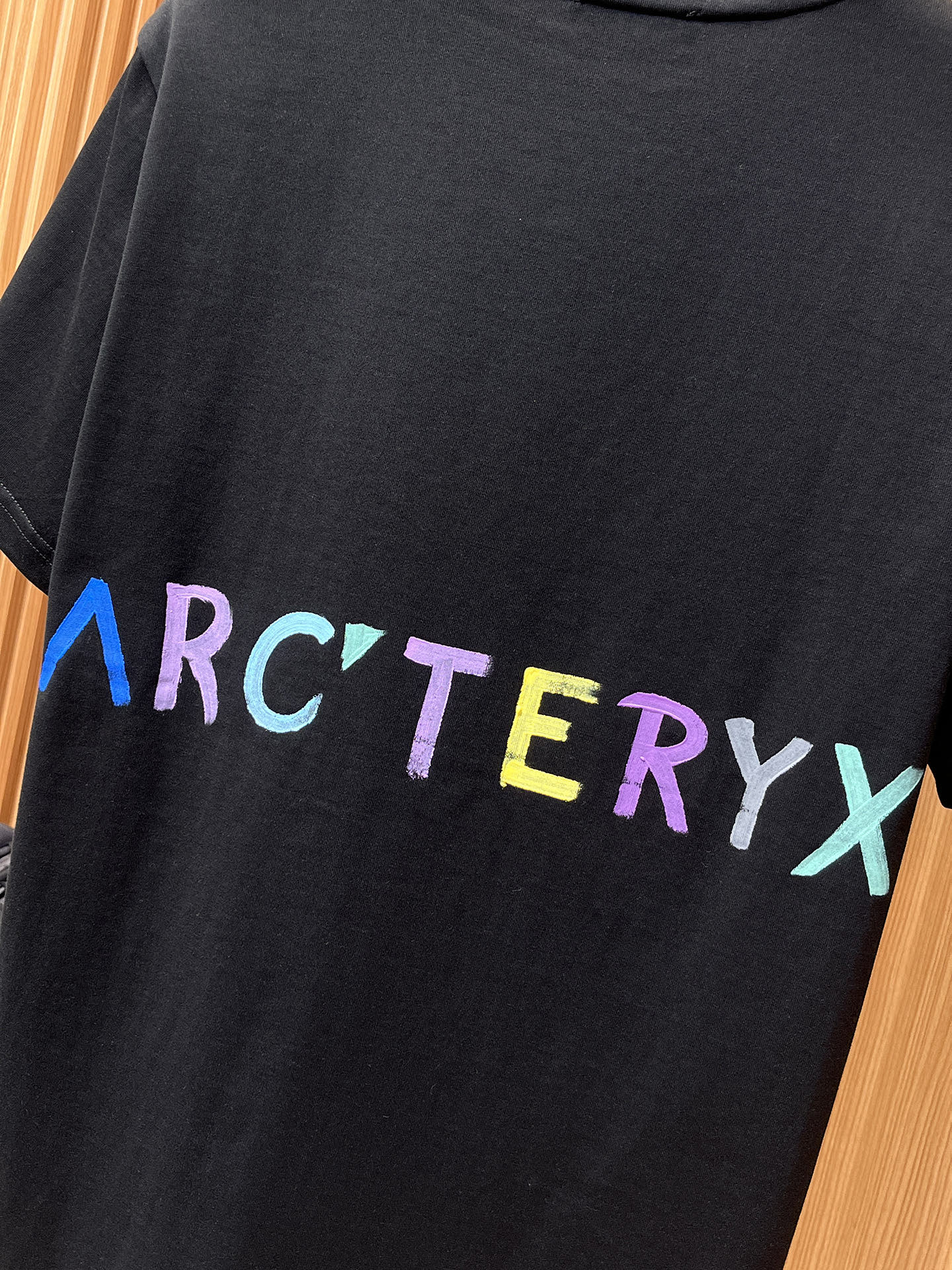 Moncler【新品】2026SS春夏🆕 男女情侶款經典logo圖標設計短袖T卹簡約的時尚元素設計凸顯精簡,隸屬今夏高顏值單品. 客供優質針織棉面料,手感順滑細膩,著身的透氣舒適感可挑剔.全新標誌皮質徽章縫製感染力強大,彰顯前衛獨特個性.時尚達人的必備單品.表達一絲不苟的時尚氣息. 顏色：白色黑色尺碼：S/M/L/XL/2XL S肩寬43胸圍104衣長67袖長21
