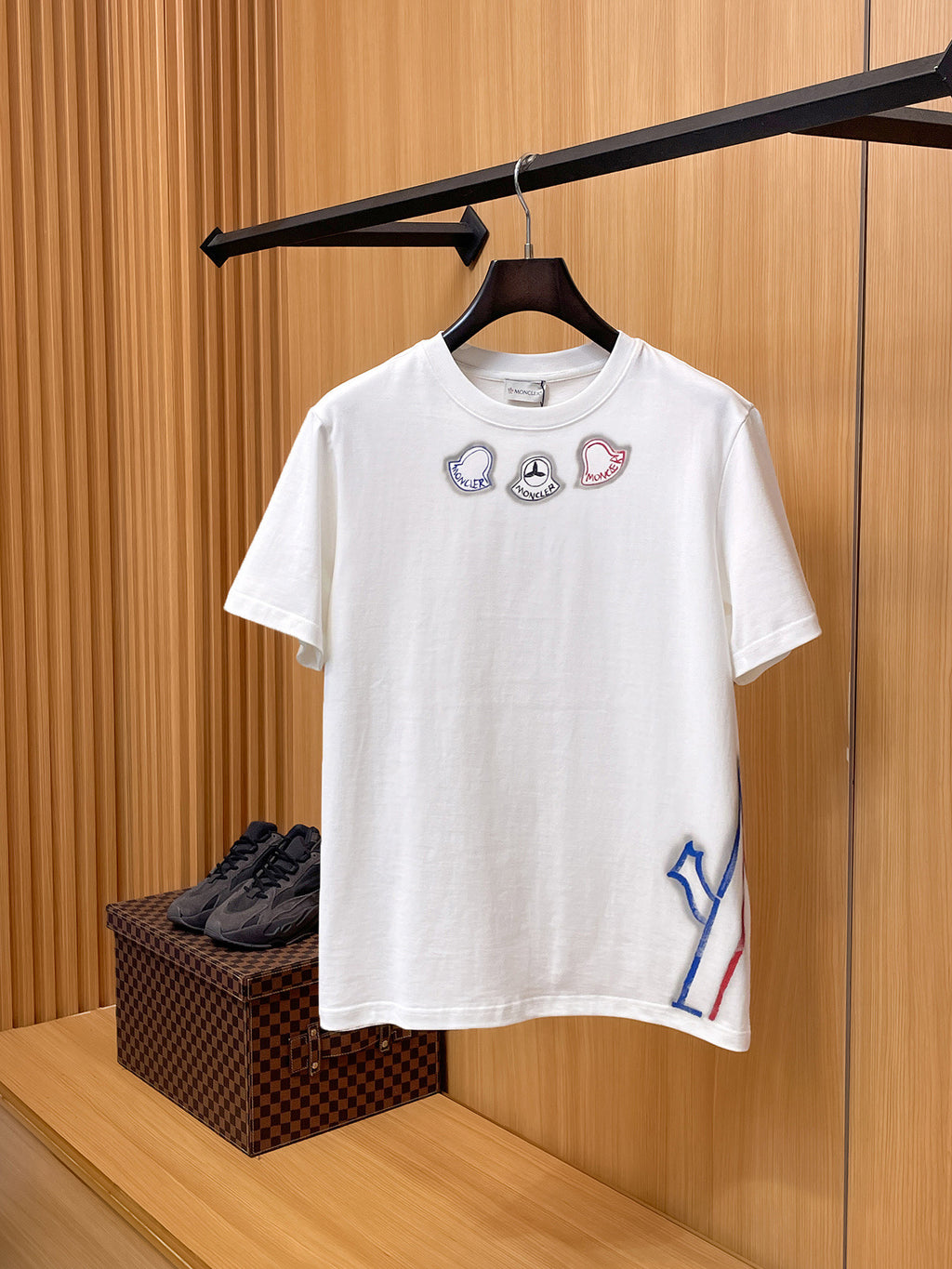 Moncler【新品】2026SS春夏🆕 男女情侶款經典logo圖標設計短袖T卹簡約的時尚元素設計凸顯精簡,隸屬今夏高顏值單品. 客供優質針織棉面料,手感順滑細膩,著身的透氣舒適感可挑剔.全新標誌皮質徽章縫製感染力強大,彰顯前衛獨特個性.時尚達人的必備單品.表達一絲不苟的時尚氣息. 顏色：白色黑色尺碼：S/M/L/XL/2XL S肩寬43胸圍104衣長67袖長21