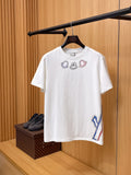 Moncler【新品】2026SS春夏🆕 男女情侶款經典logo圖標設計短袖T卹簡約的時尚元素設計凸顯精簡,隸屬今夏高顏值單品. 客供優質針織棉面料,手感順滑細膩,著身的透氣舒適感可挑剔.全新標誌皮質徽章縫製感染力強大,彰顯前衛獨特個性.時尚達人的必備單品.表達一絲不苟的時尚氣息. 顏色：白色黑色尺碼：S/M/L/XL/2XL S肩寬43胸圍104衣長67袖長21
