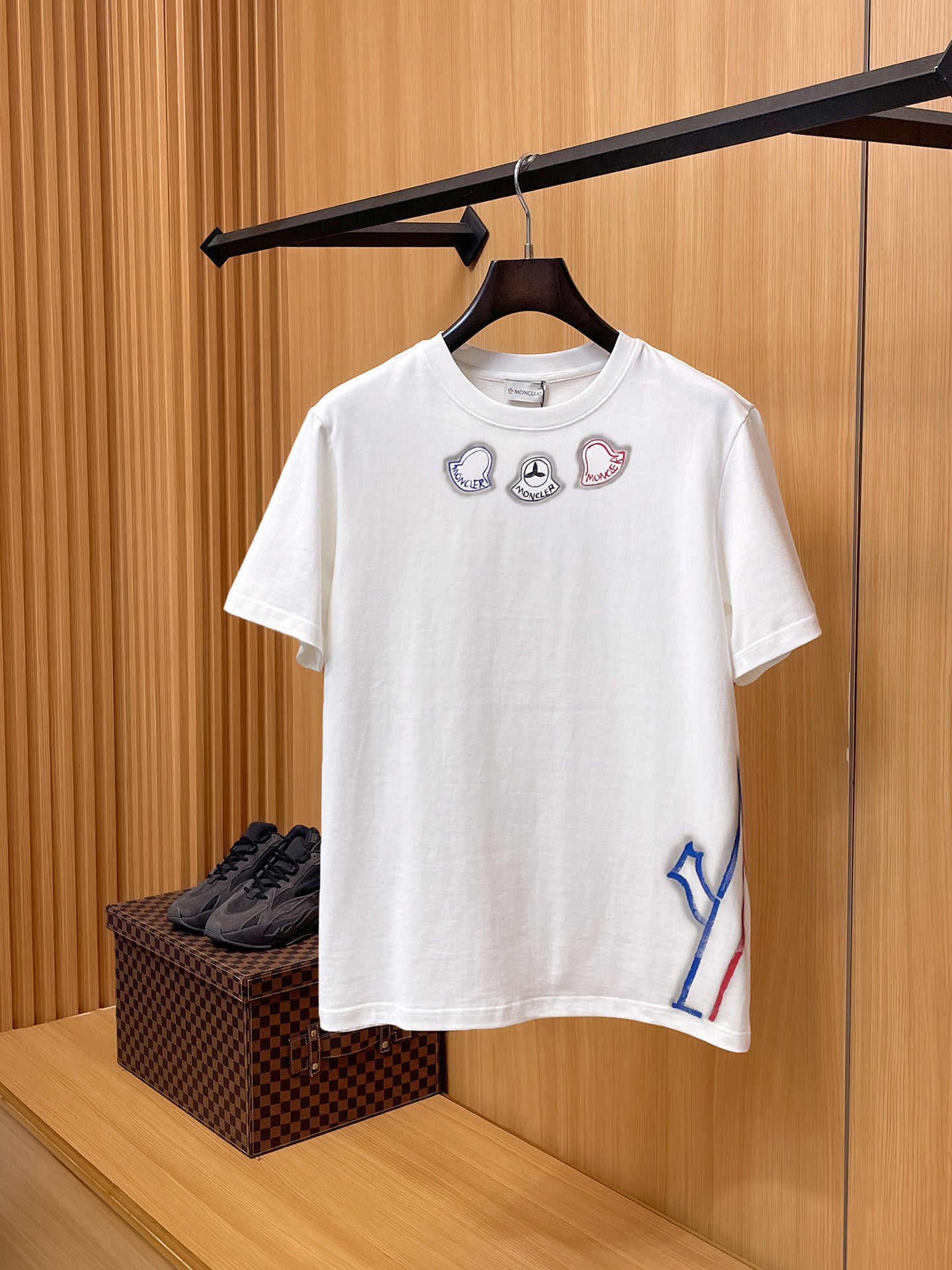 Moncler【新品】2026SS春夏🆕 男女情侶款經典logo圖標設計短袖T卹簡約的時尚元素設計凸顯精簡,隸屬今夏高顏值單品. 客供優質針織棉面料,手感順滑細膩,著身的透氣舒適感可挑剔.全新標誌皮質徽章縫製感染力強大,彰顯前衛獨特個性.時尚達人的必備單品.表達一絲不苟的時尚氣息. 顏色：白色黑色尺碼：S/M/L/XL/2XL S肩寬43胸圍104衣長67袖長21