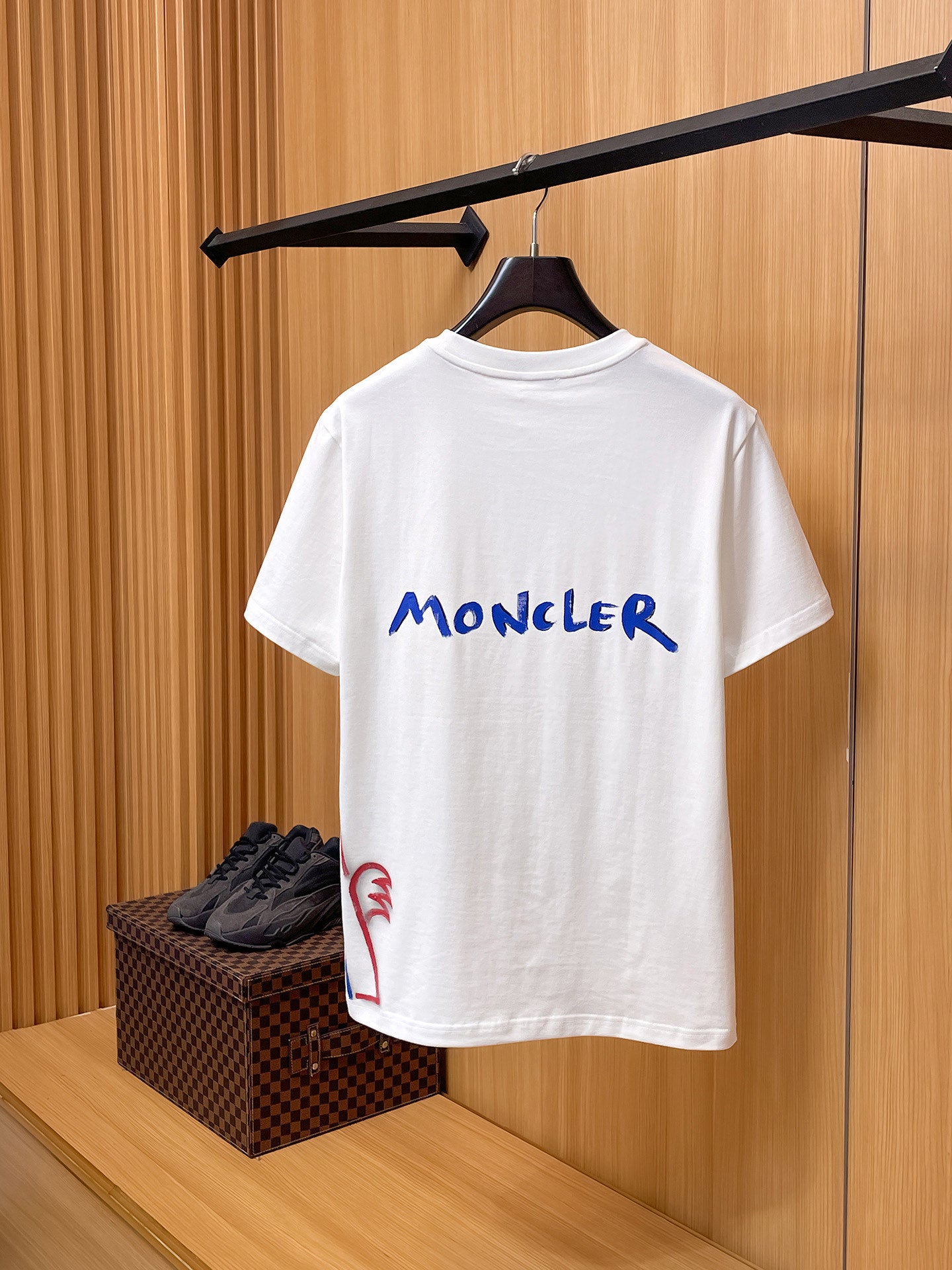 Moncler【新品】2026SS春夏🆕 男女情侶款經典logo圖標設計短袖T卹簡約的時尚元素設計凸顯精簡,隸屬今夏高顏值單品. 客供優質針織棉面料,手感順滑細膩,著身的透氣舒適感可挑剔.全新標誌皮質徽章縫製感染力強大,彰顯前衛獨特個性.時尚達人的必備單品.表達一絲不苟的時尚氣息. 顏色：白色黑色尺碼：S/M/L/XL/2XL S肩寬43胸圍104衣長67袖長21