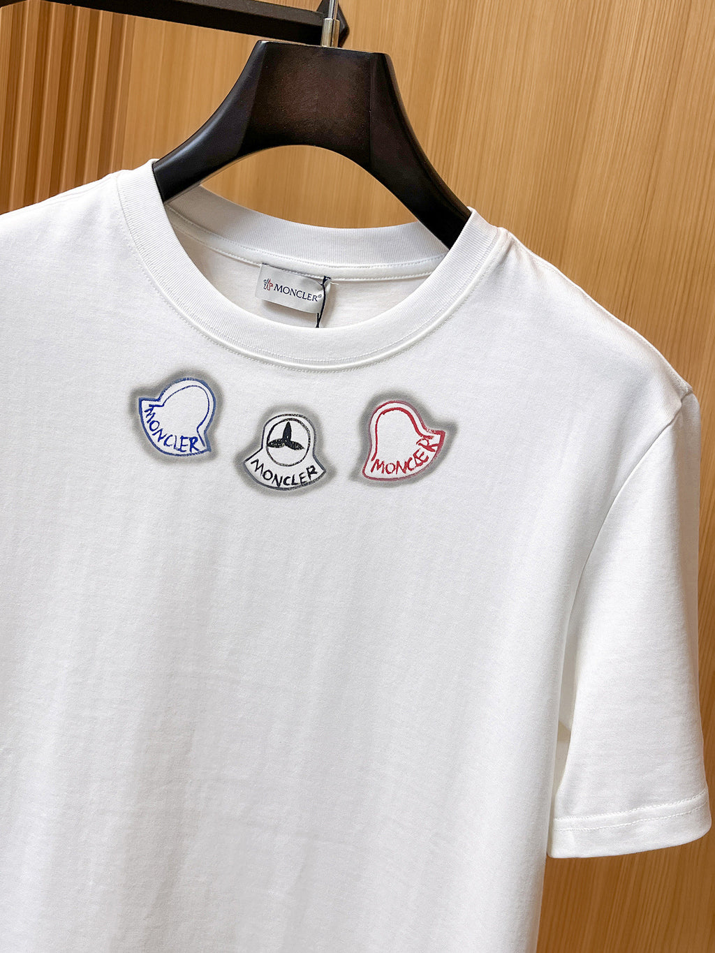 Moncler【新品】2026SS春夏🆕 男女情侶款經典logo圖標設計短袖T卹簡約的時尚元素設計凸顯精簡,隸屬今夏高顏值單品. 客供優質針織棉面料,手感順滑細膩,著身的透氣舒適感可挑剔.全新標誌皮質徽章縫製感染力強大,彰顯前衛獨特個性.時尚達人的必備單品.表達一絲不苟的時尚氣息. 顏色：白色黑色尺碼：S/M/L/XL/2XL S肩寬43胸圍104衣長67袖長21
