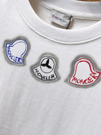 Moncler【新品】2026SS春夏🆕 男女情侶款經典logo圖標設計短袖T卹簡約的時尚元素設計凸顯精簡,隸屬今夏高顏值單品. 客供優質針織棉面料,手感順滑細膩,著身的透氣舒適感可挑剔.全新標誌皮質徽章縫製感染力強大,彰顯前衛獨特個性.時尚達人的必備單品.表達一絲不苟的時尚氣息. 顏色：白色黑色尺碼：S/M/L/XL/2XL S肩寬43胸圍104衣長67袖長21