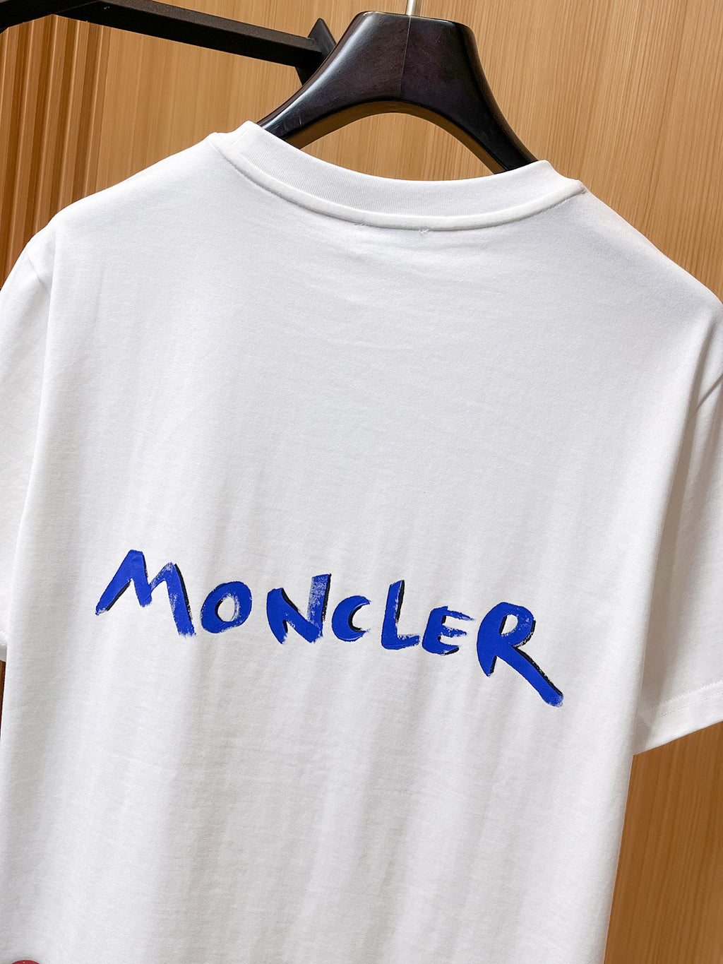 Moncler【新品】2026SS春夏🆕 男女情侶款經典logo圖標設計短袖T卹簡約的時尚元素設計凸顯精簡,隸屬今夏高顏值單品. 客供優質針織棉面料,手感順滑細膩,著身的透氣舒適感可挑剔.全新標誌皮質徽章縫製感染力強大,彰顯前衛獨特個性.時尚達人的必備單品.表達一絲不苟的時尚氣息. 顏色：白色黑色尺碼：S/M/L/XL/2XL S肩寬43胸圍104衣長67袖長21
