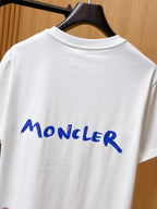 Moncler【新品】2026SS春夏🆕 男女情侶款經典logo圖標設計短袖T卹簡約的時尚元素設計凸顯精簡,隸屬今夏高顏值單品. 客供優質針織棉面料,手感順滑細膩,著身的透氣舒適感可挑剔.全新標誌皮質徽章縫製感染力強大,彰顯前衛獨特個性.時尚達人的必備單品.表達一絲不苟的時尚氣息. 顏色：白色黑色尺碼：S/M/L/XL/2XL S肩寬43胸圍104衣長67袖長21