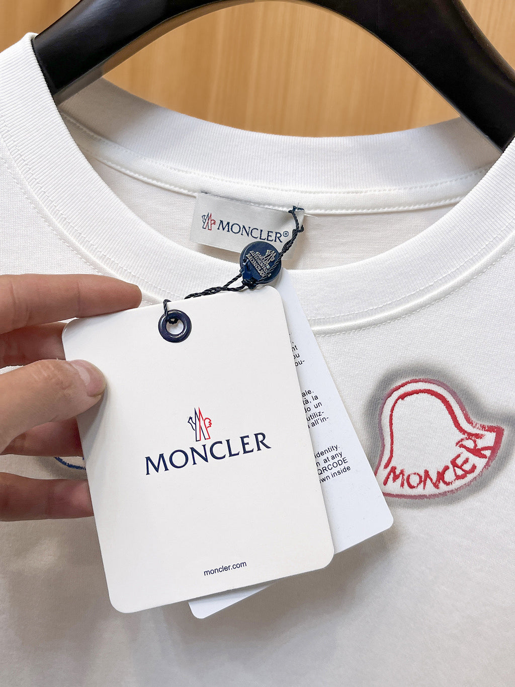 Moncler【新品】2026SS春夏🆕 男女情侶款經典logo圖標設計短袖T卹簡約的時尚元素設計凸顯精簡,隸屬今夏高顏值單品. 客供優質針織棉面料,手感順滑細膩,著身的透氣舒適感可挑剔.全新標誌皮質徽章縫製感染力強大,彰顯前衛獨特個性.時尚達人的必備單品.表達一絲不苟的時尚氣息. 顏色：白色黑色尺碼：S/M/L/XL/2XL S肩寬43胸圍104衣長67袖長21