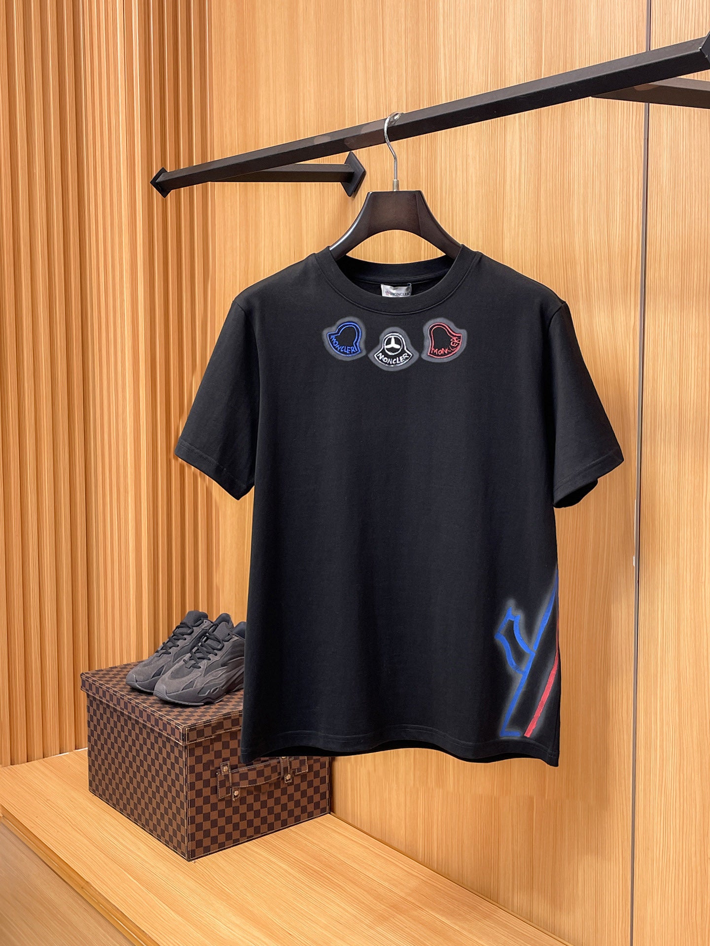 Moncler【新品】2026SS春夏🆕 男女情侶款經典logo圖標設計短袖T卹簡約的時尚元素設計凸顯精簡,隸屬今夏高顏值單品. 客供優質針織棉面料,手感順滑細膩,著身的透氣舒適感可挑剔.全新標誌皮質徽章縫製感染力強大,彰顯前衛獨特個性.時尚達人的必備單品.表達一絲不苟的時尚氣息. 顏色：白色黑色尺碼：S/M/L/XL/2XL S肩寬43胸圍104衣長67袖長21
