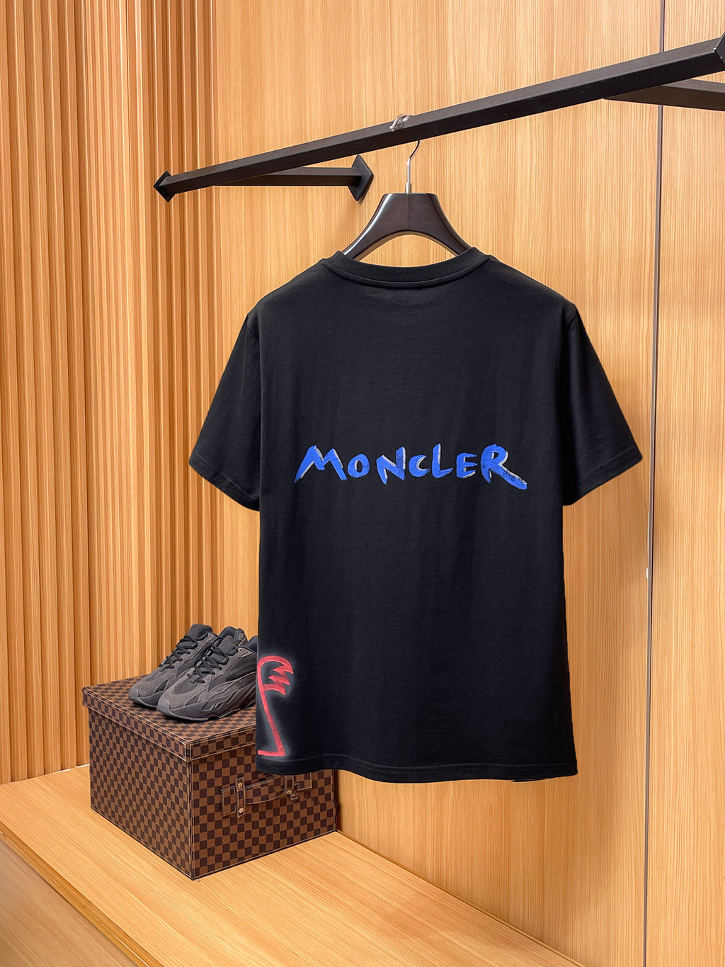 Moncler【新品】2026SS春夏🆕 男女情侶款經典logo圖標設計短袖T卹簡約的時尚元素設計凸顯精簡,隸屬今夏高顏值單品. 客供優質針織棉面料,手感順滑細膩,著身的透氣舒適感可挑剔.全新標誌皮質徽章縫製感染力強大,彰顯前衛獨特個性.時尚達人的必備單品.表達一絲不苟的時尚氣息. 顏色：白色黑色尺碼：S/M/L/XL/2XL S肩寬43胸圍104衣長67袖長21