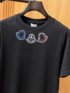 Moncler【新品】2026SS春夏🆕 男女情侶款經典logo圖標設計短袖T卹簡約的時尚元素設計凸顯精簡,隸屬今夏高顏值單品. 客供優質針織棉面料,手感順滑細膩,著身的透氣舒適感可挑剔.全新標誌皮質徽章縫製感染力強大,彰顯前衛獨特個性.時尚達人的必備單品.表達一絲不苟的時尚氣息. 顏色：白色黑色尺碼：S/M/L/XL/2XL S肩寬43胸圍104衣長67袖長21