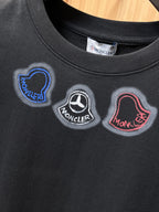 Moncler【新品】2026SS春夏🆕 男女情侶款經典logo圖標設計短袖T卹簡約的時尚元素設計凸顯精簡,隸屬今夏高顏值單品. 客供優質針織棉面料,手感順滑細膩,著身的透氣舒適感可挑剔.全新標誌皮質徽章縫製感染力強大,彰顯前衛獨特個性.時尚達人的必備單品.表達一絲不苟的時尚氣息. 顏色：白色黑色尺碼：S/M/L/XL/2XL S肩寬43胸圍104衣長67袖長21