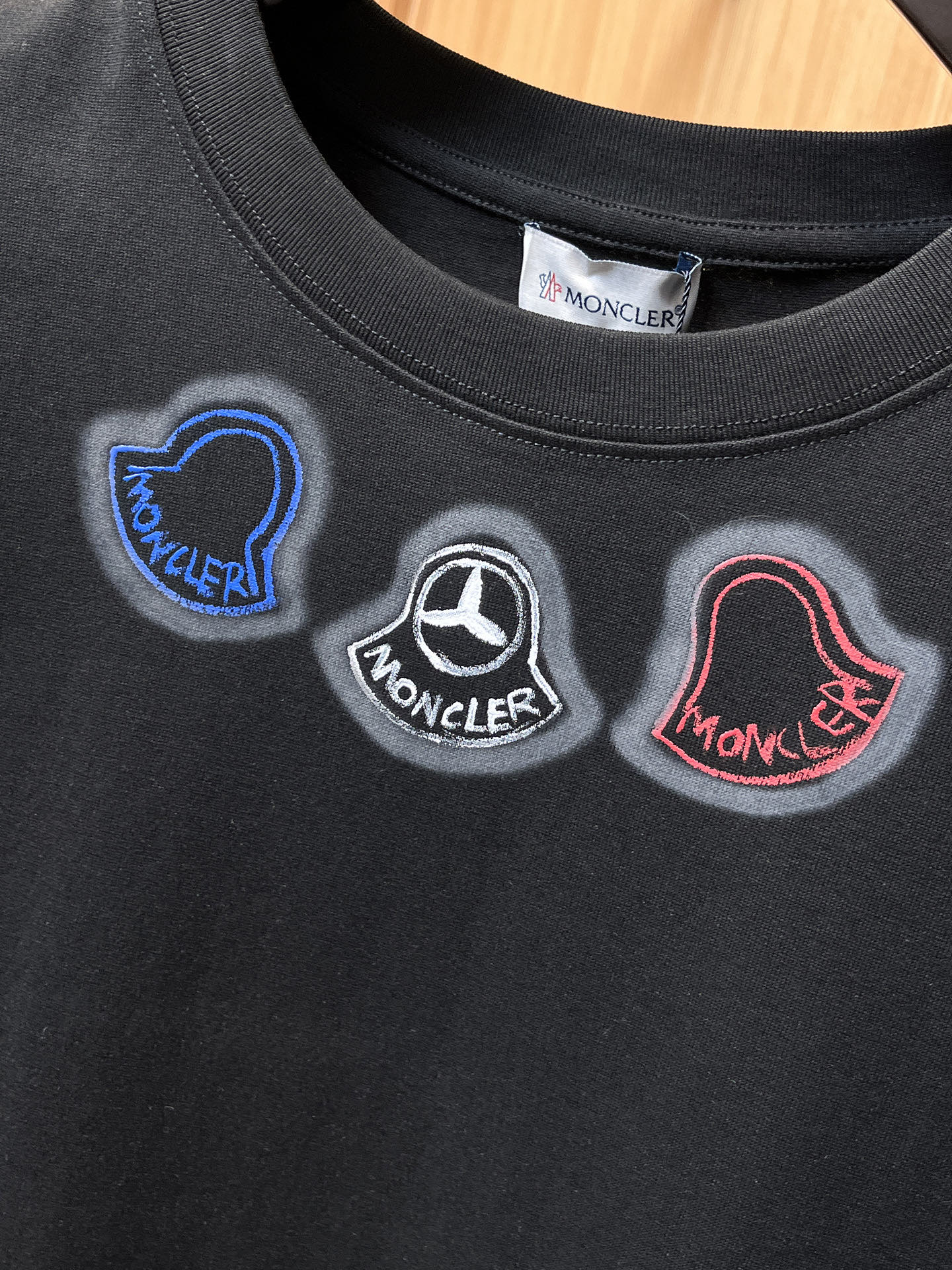 Moncler【新品】2026SS春夏🆕 男女情侶款經典logo圖標設計短袖T卹簡約的時尚元素設計凸顯精簡,隸屬今夏高顏值單品. 客供優質針織棉面料,手感順滑細膩,著身的透氣舒適感可挑剔.全新標誌皮質徽章縫製感染力強大,彰顯前衛獨特個性.時尚達人的必備單品.表達一絲不苟的時尚氣息. 顏色：白色黑色尺碼：S/M/L/XL/2XL S肩寬43胸圍104衣長67袖長21
