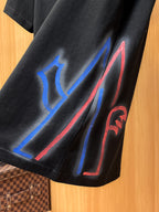 Moncler【新品】2026SS春夏🆕 男女情侶款經典logo圖標設計短袖T卹簡約的時尚元素設計凸顯精簡,隸屬今夏高顏值單品. 客供優質針織棉面料,手感順滑細膩,著身的透氣舒適感可挑剔.全新標誌皮質徽章縫製感染力強大,彰顯前衛獨特個性.時尚達人的必備單品.表達一絲不苟的時尚氣息. 顏色：白色黑色尺碼：S/M/L/XL/2XL S肩寬43胸圍104衣長67袖長21