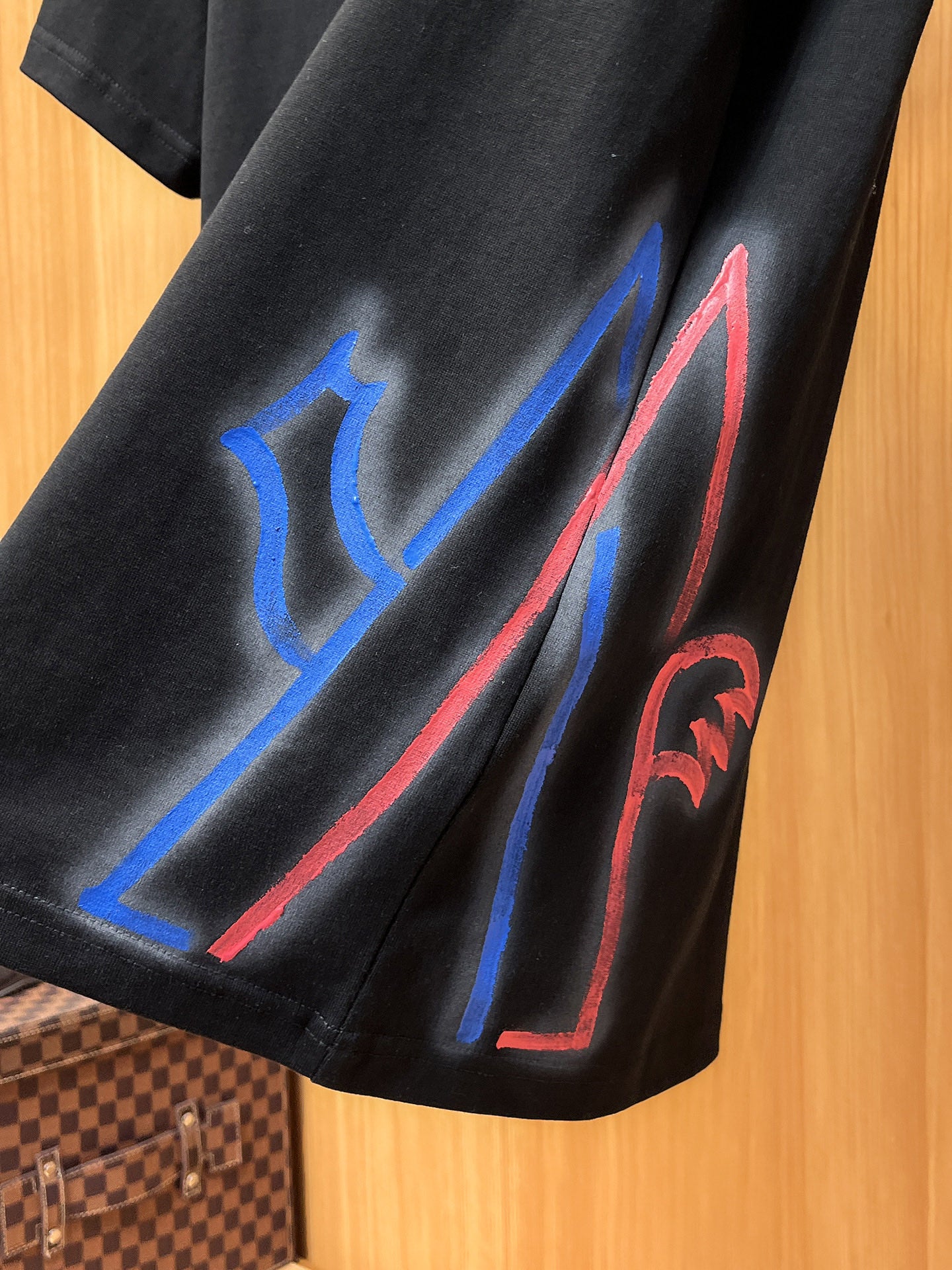 Moncler【新品】2026SS春夏🆕 男女情侶款經典logo圖標設計短袖T卹簡約的時尚元素設計凸顯精簡,隸屬今夏高顏值單品. 客供優質針織棉面料,手感順滑細膩,著身的透氣舒適感可挑剔.全新標誌皮質徽章縫製感染力強大,彰顯前衛獨特個性.時尚達人的必備單品.表達一絲不苟的時尚氣息. 顏色：白色黑色尺碼：S/M/L/XL/2XL S肩寬43胸圍104衣長67袖長21