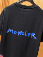 Moncler【新品】2026SS春夏🆕 男女情侶款經典logo圖標設計短袖T卹簡約的時尚元素設計凸顯精簡,隸屬今夏高顏值單品. 客供優質針織棉面料,手感順滑細膩,著身的透氣舒適感可挑剔.全新標誌皮質徽章縫製感染力強大,彰顯前衛獨特個性.時尚達人的必備單品.表達一絲不苟的時尚氣息. 顏色：白色黑色尺碼：S/M/L/XL/2XL S肩寬43胸圍104衣長67袖長21