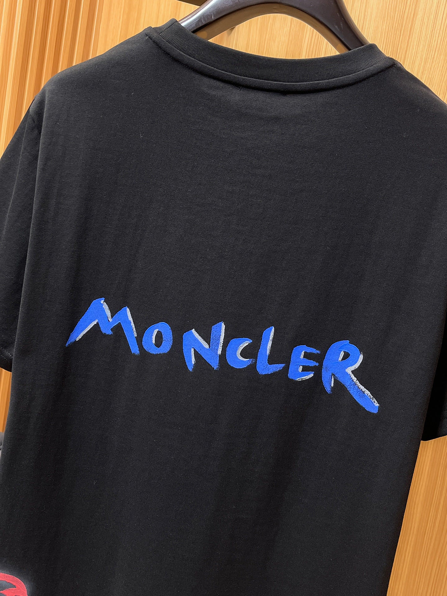 Moncler【新品】2026SS春夏🆕 男女情侶款經典logo圖標設計短袖T卹簡約的時尚元素設計凸顯精簡,隸屬今夏高顏值單品. 客供優質針織棉面料,手感順滑細膩,著身的透氣舒適感可挑剔.全新標誌皮質徽章縫製感染力強大,彰顯前衛獨特個性.時尚達人的必備單品.表達一絲不苟的時尚氣息. 顏色：白色黑色尺碼：S/M/L/XL/2XL S肩寬43胸圍104衣長67袖長21