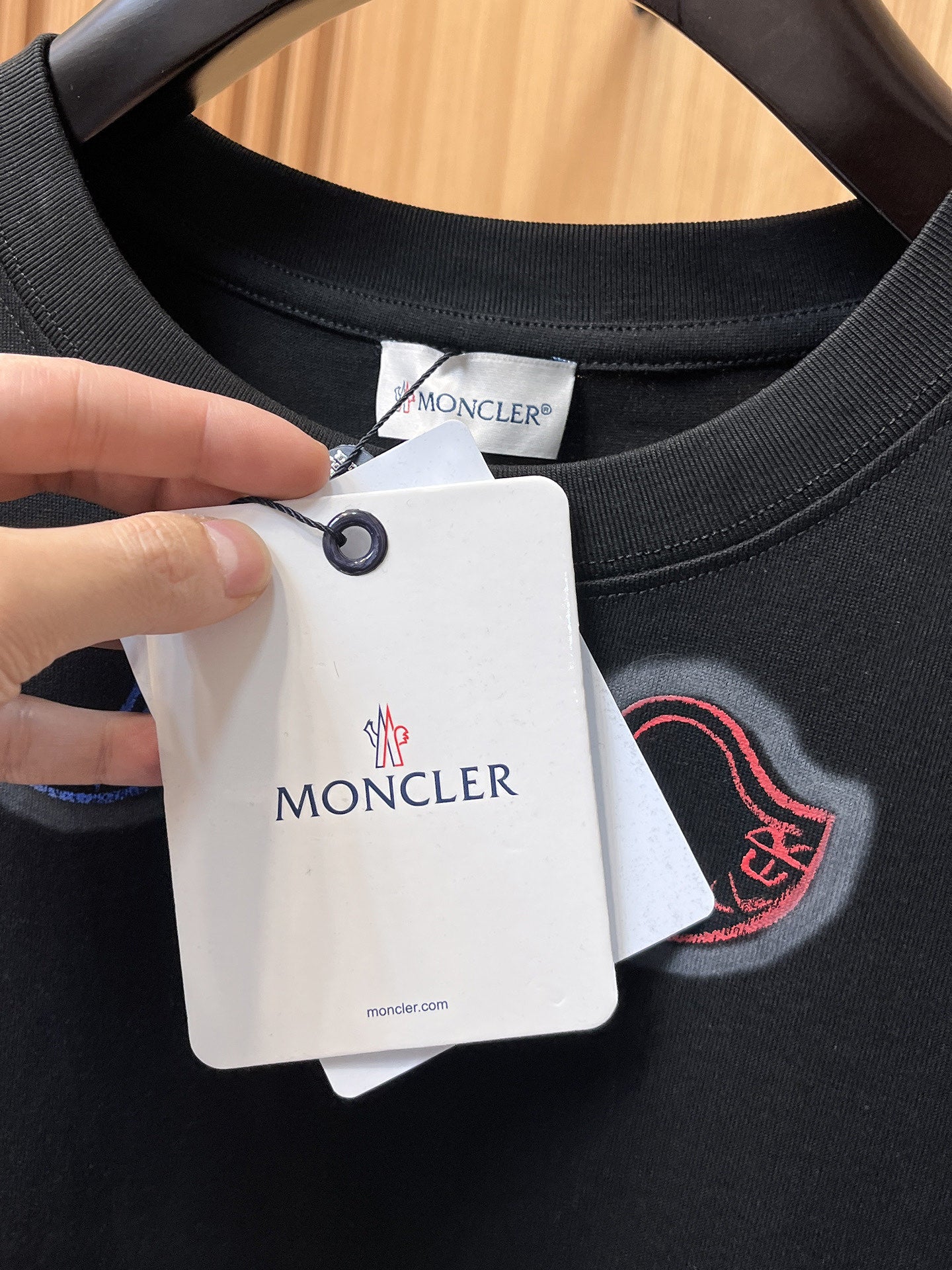 Moncler【新品】2026SS春夏🆕 男女情侶款經典logo圖標設計短袖T卹簡約的時尚元素設計凸顯精簡,隸屬今夏高顏值單品. 客供優質針織棉面料,手感順滑細膩,著身的透氣舒適感可挑剔.全新標誌皮質徽章縫製感染力強大,彰顯前衛獨特個性.時尚達人的必備單品.表達一絲不苟的時尚氣息. 顏色：白色黑色尺碼：S/M/L/XL/2XL S肩寬43胸圍104衣長67袖長21