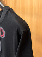 Moncler【新品】2026SS春夏🆕 男女情侶款經典logo圖標設計短袖T卹簡約的時尚元素設計凸顯精簡,隸屬今夏高顏值單品. 客供優質針織棉面料,手感順滑細膩,著身的透氣舒適感可挑剔.全新標誌皮質徽章縫製感染力強大,彰顯前衛獨特個性.時尚達人的必備單品.表達一絲不苟的時尚氣息. 顏色：白色黑色尺碼：S/M/L/XL/2XL S肩寬43胸圍104衣長67袖長21