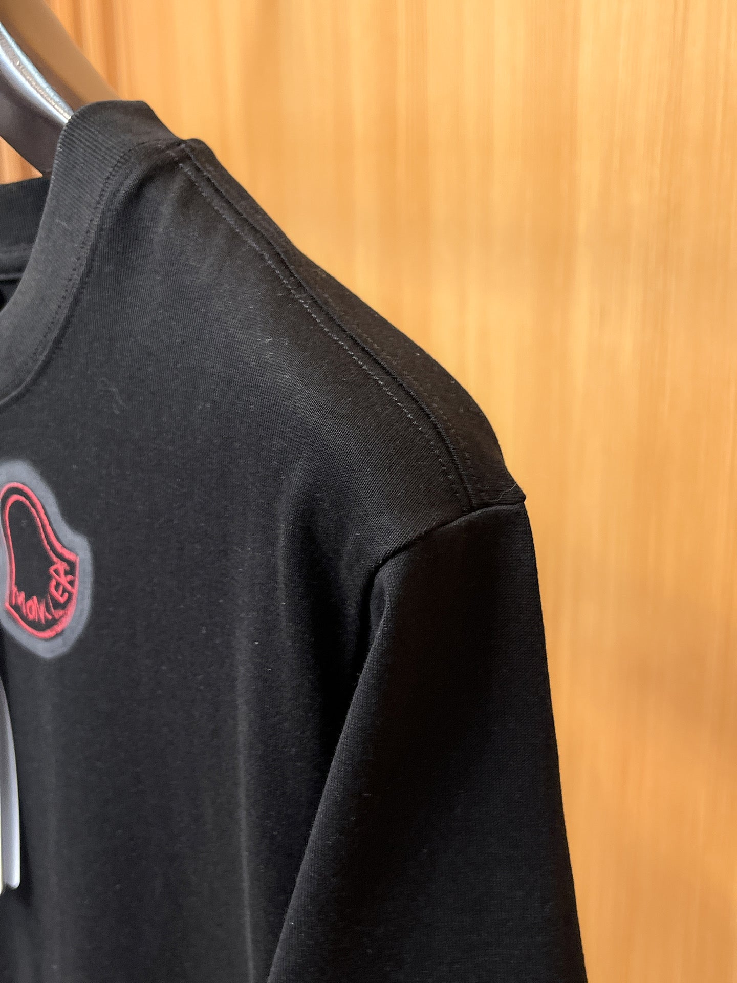 Moncler【新品】2026SS春夏🆕 男女情侶款經典logo圖標設計短袖T卹簡約的時尚元素設計凸顯精簡,隸屬今夏高顏值單品. 客供優質針織棉面料,手感順滑細膩,著身的透氣舒適感可挑剔.全新標誌皮質徽章縫製感染力強大,彰顯前衛獨特個性.時尚達人的必備單品.表達一絲不苟的時尚氣息. 顏色：白色黑色尺碼：S/M/L/XL/2XL S肩寬43胸圍104衣長67袖長21