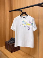 始祖鳥【新品】2026SS春夏🆕 男女情侶款經典logo圖標設計短袖T卹簡約的時尚元素設計凸顯精簡,隸屬今夏高顏值單品. 客供優質針織棉面料,手感順滑細膩,著身的透氣舒適感無可挑剔.全新標誌皮質徽章縫製感染力強大,彰顯前衛獨特個性.時尚達人的必備單品.表達一絲不苟的時尚氣息. 顏色：白色黑色尺碼：S/M/L/XL/2XL S肩寬43胸圍104衣長67袖長21