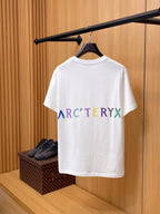 始祖鳥【新品】2026SS春夏🆕 男女情侶款經典logo圖標設計短袖T卹簡約的時尚元素設計凸顯精簡,隸屬今夏高顏值單品. 客供優質針織棉面料,手感順滑細膩,著身的透氣舒適感無可挑剔.全新標誌皮質徽章縫製感染力強大,彰顯前衛獨特個性.時尚達人的必備單品.表達一絲不苟的時尚氣息. 顏色：白色黑色尺碼：S/M/L/XL/2XL S肩寬43胸圍104衣長67袖長21