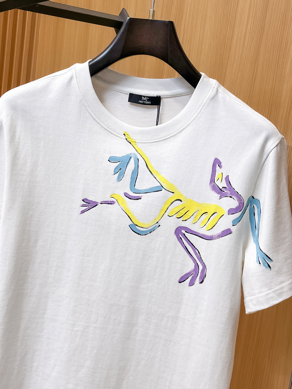 始祖鳥【新品】2026SS春夏🆕 男女情侶款經典logo圖標設計短袖T卹簡約的時尚元素設計凸顯精簡,隸屬今夏高顏值單品. 客供優質針織棉面料,手感順滑細膩,著身的透氣舒適感無可挑剔.全新標誌皮質徽章縫製感染力強大,彰顯前衛獨特個性.時尚達人的必備單品.表達一絲不苟的時尚氣息. 顏色：白色黑色尺碼：S/M/L/XL/2XL S肩寬43胸圍104衣長67袖長21
