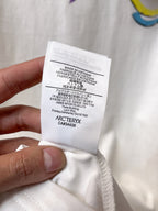 始祖鳥【新品】2026SS春夏🆕 男女情侶款經典logo圖標設計短袖T卹簡約的時尚元素設計凸顯精簡,隸屬今夏高顏值單品. 客供優質針織棉面料,手感順滑細膩,著身的透氣舒適感無可挑剔.全新標誌皮質徽章縫製感染力強大,彰顯前衛獨特個性.時尚達人的必備單品.表達一絲不苟的時尚氣息. 顏色：白色黑色尺碼：S/M/L/XL/2XL S肩寬43胸圍104衣長67袖長21