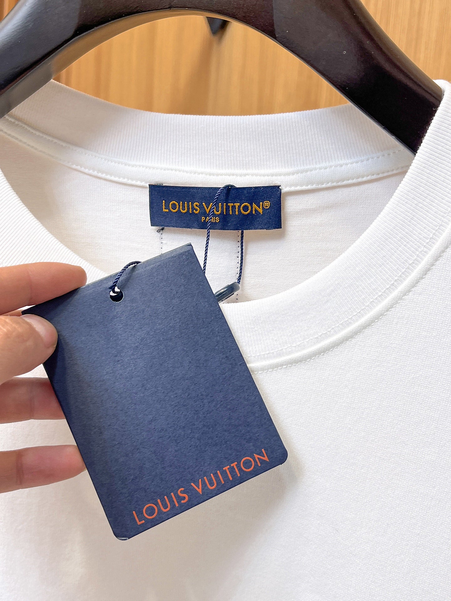 LV【新品】2026SS春夏🆕 男女情侶款經典logo圖標設計短袖T卹簡約的時尚元素設計凸顯精簡,隸屬今夏高顏值單品. 客供優質針織棉面料,手感順滑細膩,著身的透氣舒適感無可挑剔.全新標誌皮質徽章縫製感染力強大,彰顯前衛獨特個性.時尚達人的必備單品.表達一絲不苟的時尚氣息. 顏色：白色黑色尺碼：S/M/L/XL/2XL S肩寬43胸圍104衣長67袖長21
