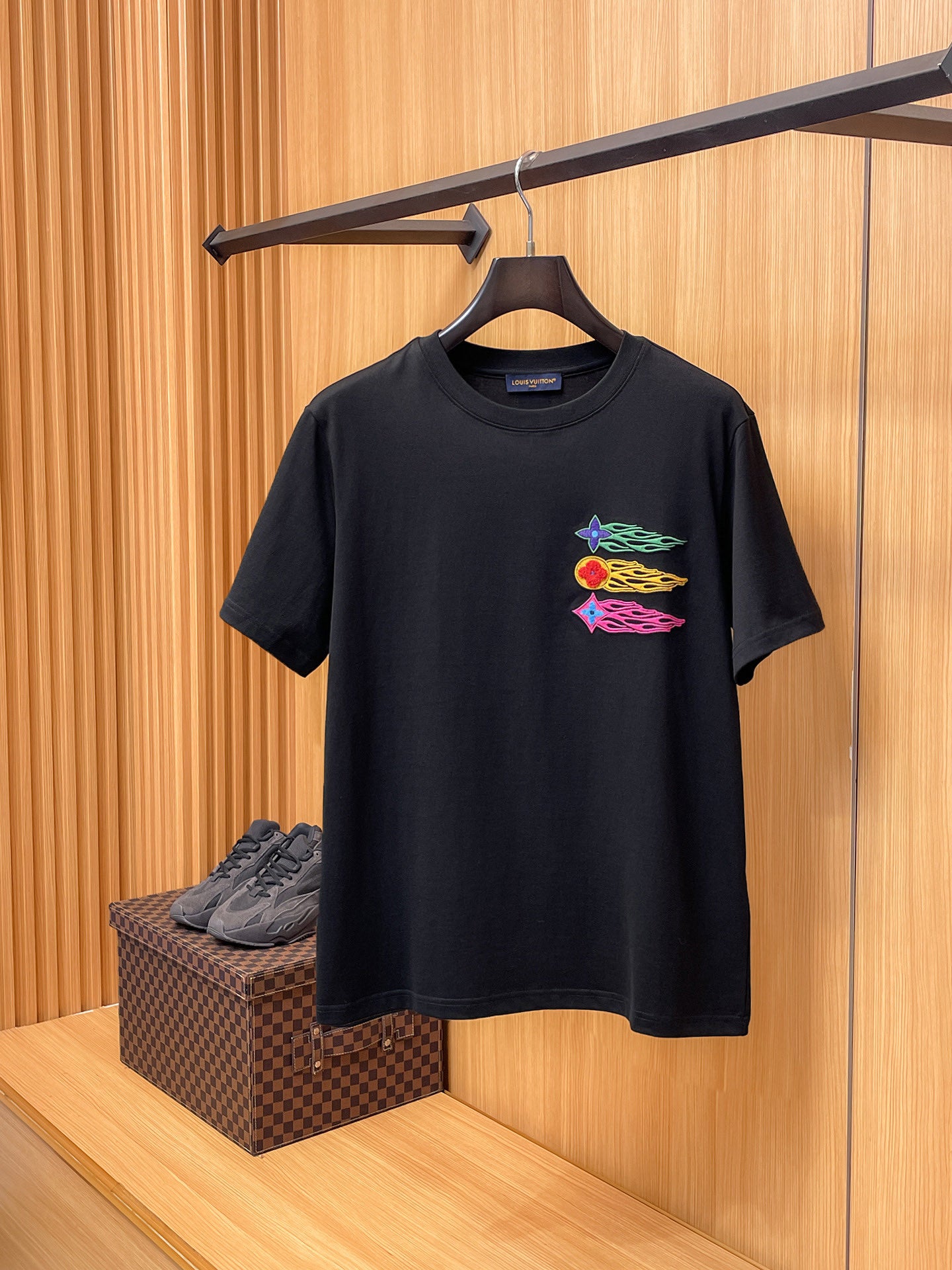 LV【新品】2026SS春夏🆕 男女情侶款經典logo圖標設計短袖T卹簡約的時尚元素設計凸顯精簡,隸屬今夏高顏值單品. 客供優質針織棉面料,手感順滑細膩,著身的透氣舒適感無可挑剔.全新標誌皮質徽章縫製感染力強大,彰顯前衛獨特個性.時尚達人的必備單品.表達一絲不苟的時尚氣息. 顏色：白色黑色尺碼：S/M/L/XL/2XL S肩寬43胸圍104衣長67袖長21