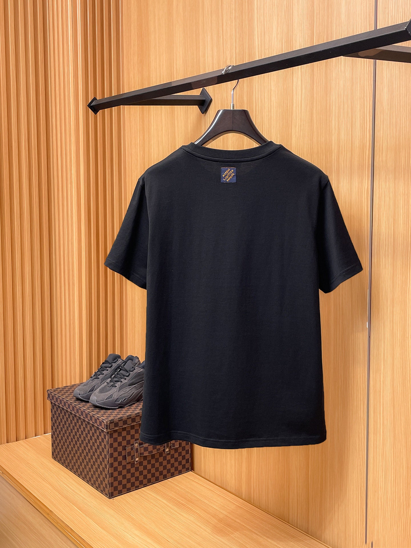LV【新品】2026SS春夏🆕 男女情侶款經典logo圖標設計短袖T卹簡約的時尚元素設計凸顯精簡,隸屬今夏高顏值單品. 客供優質針織棉面料,手感順滑細膩,著身的透氣舒適感無可挑剔.全新標誌皮質徽章縫製感染力強大,彰顯前衛獨特個性.時尚達人的必備單品.表達一絲不苟的時尚氣息. 顏色：白色黑色尺碼：S/M/L/XL/2XL S肩寬43胸圍104衣長67袖長21