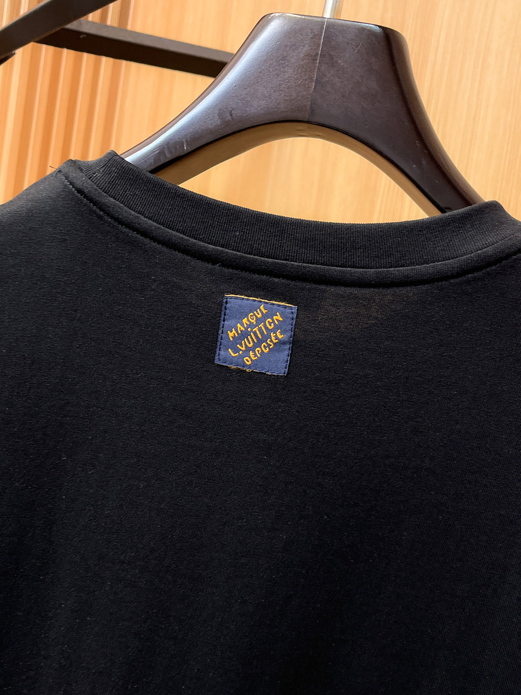 LV【新品】2026SS春夏🆕 男女情侶款經典logo圖標設計短袖T卹簡約的時尚元素設計凸顯精簡,隸屬今夏高顏值單品. 客供優質針織棉面料,手感順滑細膩,著身的透氣舒適感無可挑剔.全新標誌皮質徽章縫製感染力強大,彰顯前衛獨特個性.時尚達人的必備單品.表達一絲不苟的時尚氣息. 顏色：白色黑色尺碼：S/M/L/XL/2XL S肩寬43胸圍104衣長67袖長21