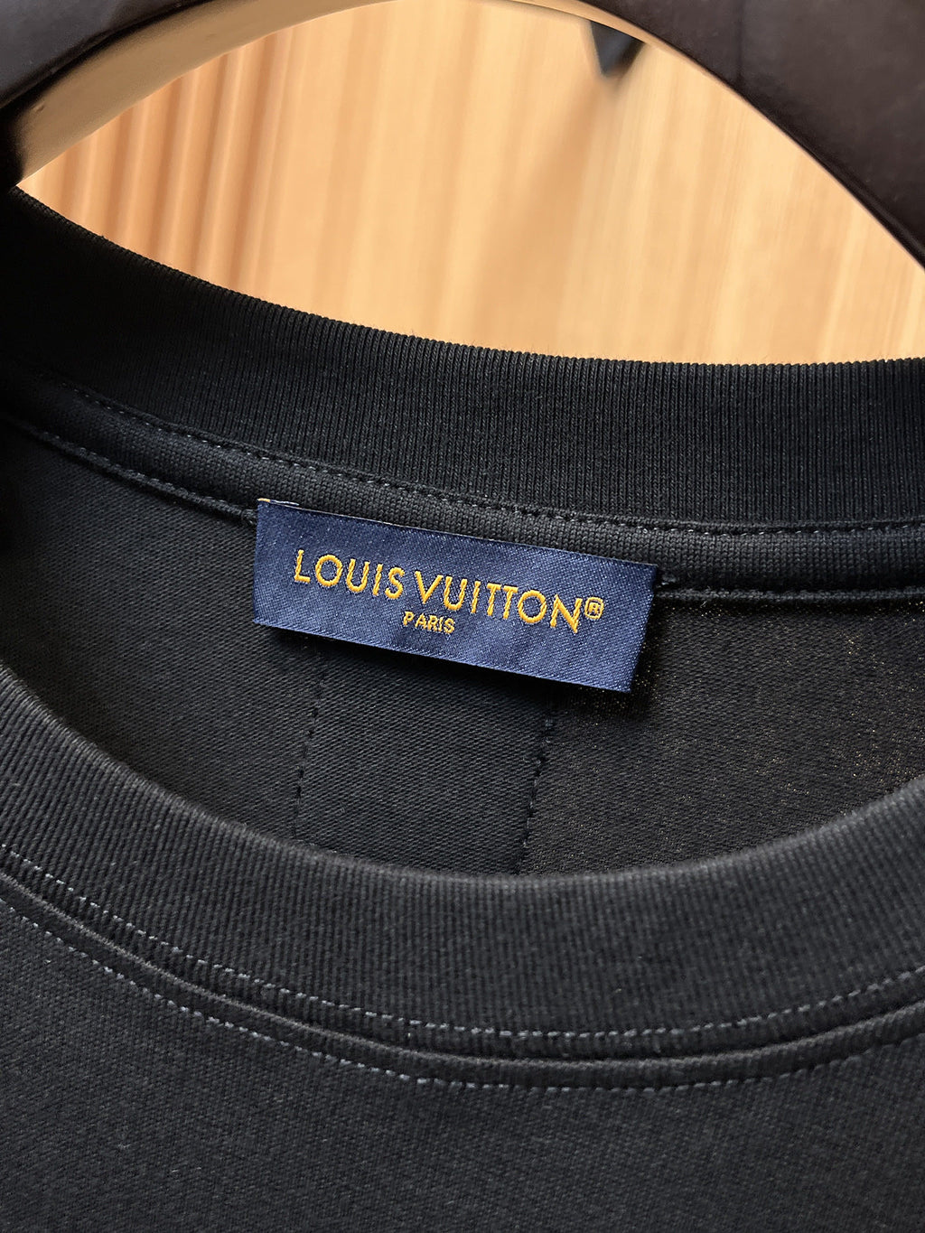 LV【新品】2026SS春夏🆕 男女情侶款經典logo圖標設計短袖T卹簡約的時尚元素設計凸顯精簡,隸屬今夏高顏值單品. 客供優質針織棉面料,手感順滑細膩,著身的透氣舒適感無可挑剔.全新標誌皮質徽章縫製感染力強大,彰顯前衛獨特個性.時尚達人的必備單品.表達一絲不苟的時尚氣息. 顏色：白色黑色尺碼：S/M/L/XL/2XL S肩寬43胸圍104衣長67袖長21