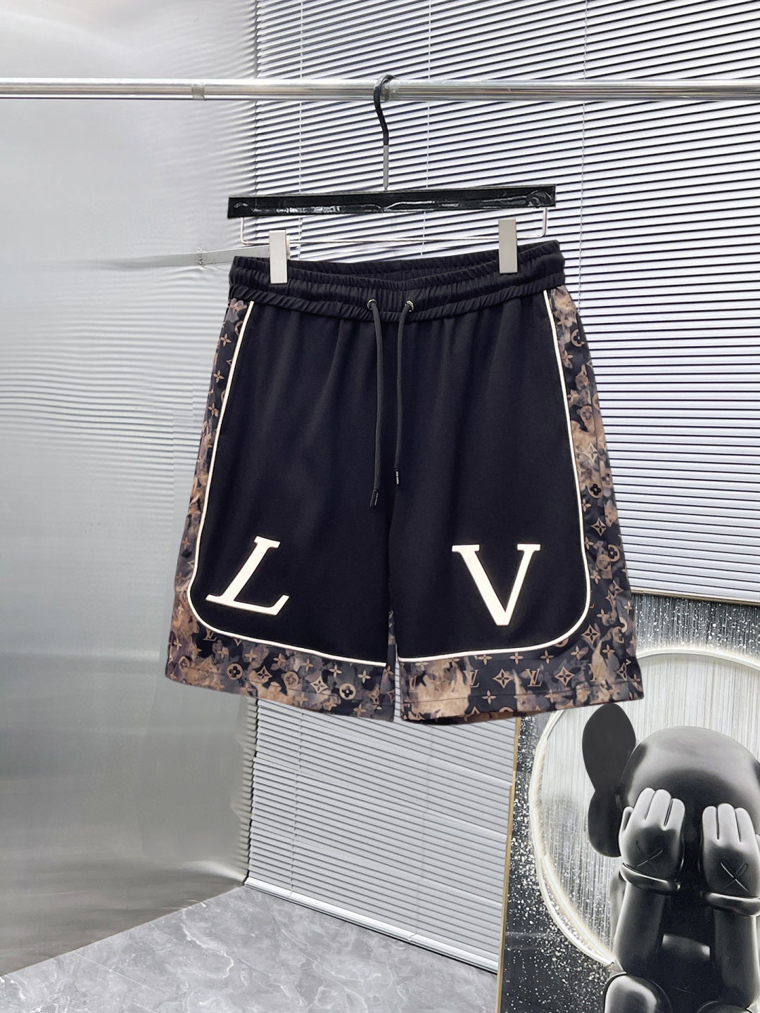 路易威登LV 2026夏季新款原單專櫃休閒短褲，奢華經典品牌原版LOGO配飾專櫃熱銷款身穿著非常舒適低調不失奢華穿出去非常有檔次褲型款式和裁剪亦無需多言上身精緻躍然高檔一等一頂級褲子經過水級的休閒褲選用土耳其的棉花✂️很重平穿搭！不挑上身絕對的有型極度奢華。 尺寸：M-3XL下單報身高體重。