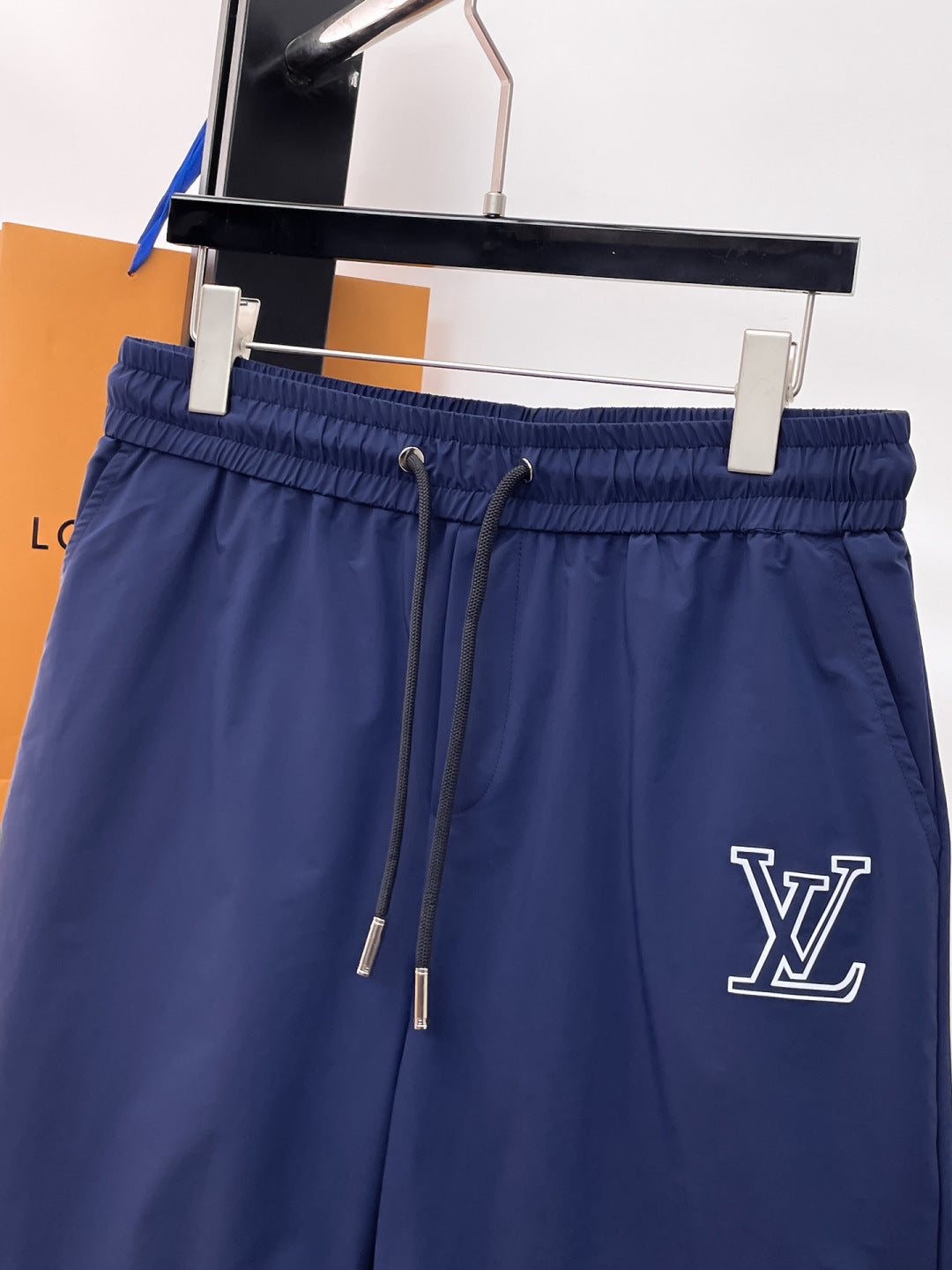 路易威登LV 2026夏季新款原單專櫃休閒短褲，奢華經典品牌原版LOGO配飾專櫃熱銷款身穿著非常舒適低調不失奢華穿出去非常有檔次褲型款式和裁剪亦無需多言上身精緻躍然高檔一等一頂級褲子經過水級的休閒褲選用土耳其的棉花✂️很重平穿搭！不挑上身絕對的有型極度奢華。 尺寸：M-3XL下單報身高體重。