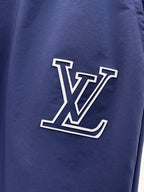 路易威登LV 2026夏季新款原單專櫃休閒短褲，奢華經典品牌原版LOGO配飾專櫃熱銷款身穿著非常舒適低調不失奢華穿出去非常有檔次褲型款式和裁剪亦無需多言上身精緻躍然高檔一等一頂級褲子經過水級的休閒褲選用土耳其的棉花✂️很重平穿搭！不挑上身絕對的有型極度奢華。 尺寸：M-3XL下單報身高體重。
