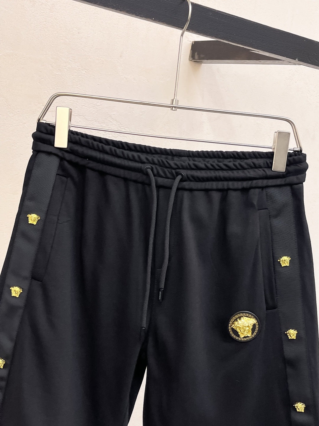 范思哲2026夏季新款原單專櫃休閒短褲，奢華經典品牌原版LOGO配件專櫃熱銷款身穿著非常舒適低調不失奢華穿出去非常有檔次褲型款式和裁剪亦無需多言上身精緻躍然一等一頂級質料真正殿堂級的休閒褲選用土耳其的棉花✂️品質卓然一等頂級質地！不挑上身絕對的有型極度奢華。 尺寸：M-3XL下單報身高體重。