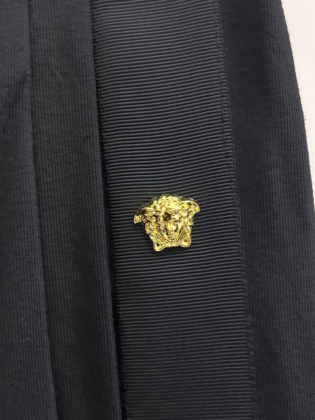 范思哲2026夏季新款原單專櫃休閒短褲，奢華經典品牌原版LOGO配件專櫃熱銷款身穿著非常舒適低調不失奢華穿出去非常有檔次褲型款式和裁剪亦無需多言上身精緻躍然一等一頂級質料真正殿堂級的休閒褲選用土耳其的棉花✂️品質卓然一等頂級質地！不挑上身絕對的有型極度奢華。 尺寸：M-3XL下單報身高體重。