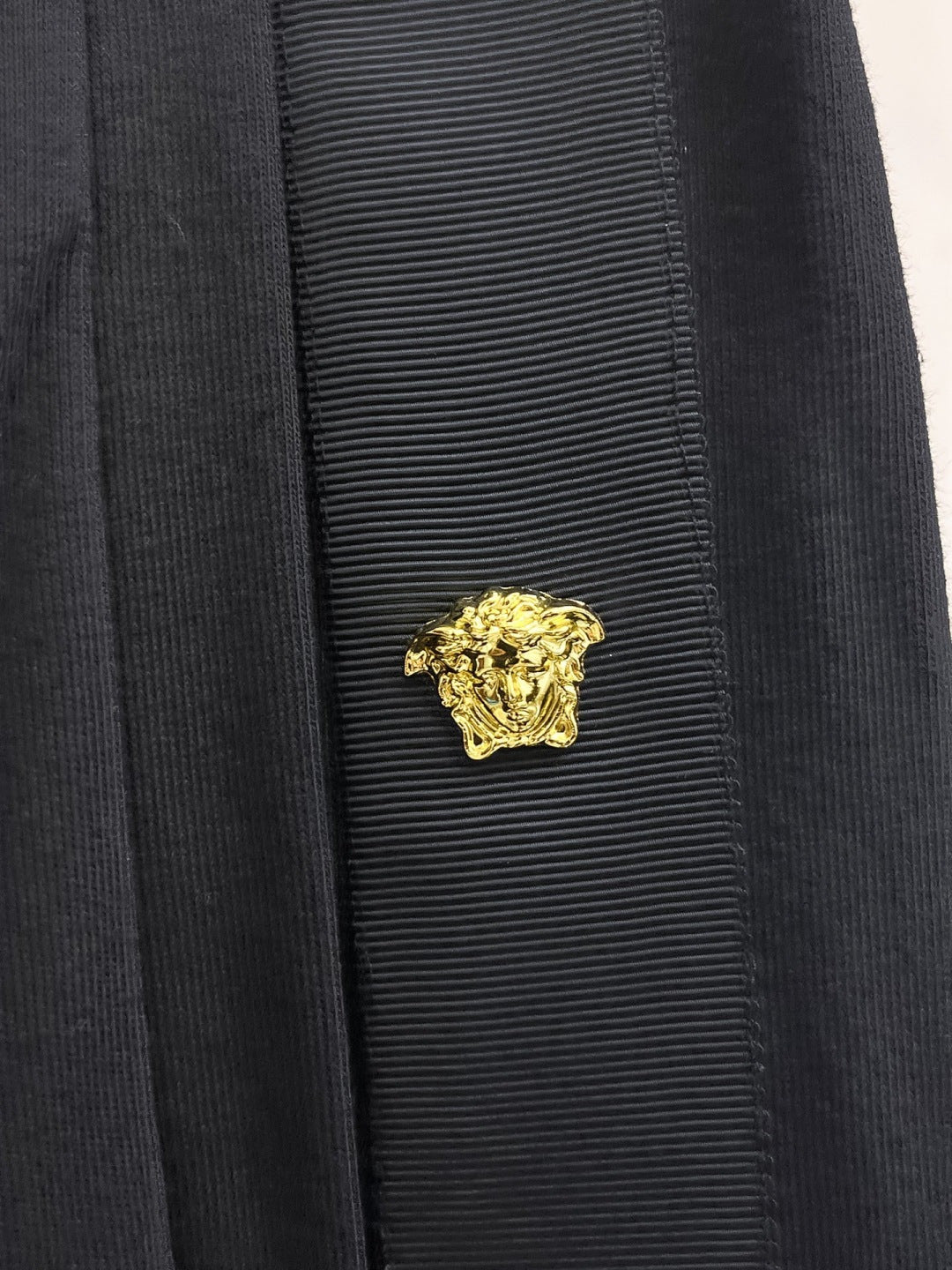范思哲2026夏季新款原單專櫃休閒短褲，奢華經典品牌原版LOGO配件專櫃熱銷款身穿著非常舒適低調不失奢華穿出去非常有檔次褲型款式和裁剪亦無需多言上身精緻躍然一等一頂級質料真正殿堂級的休閒褲選用土耳其的棉花✂️品質卓然一等頂級質地！不挑上身絕對的有型極度奢華。 尺寸：M-3XL下單報身高體重。