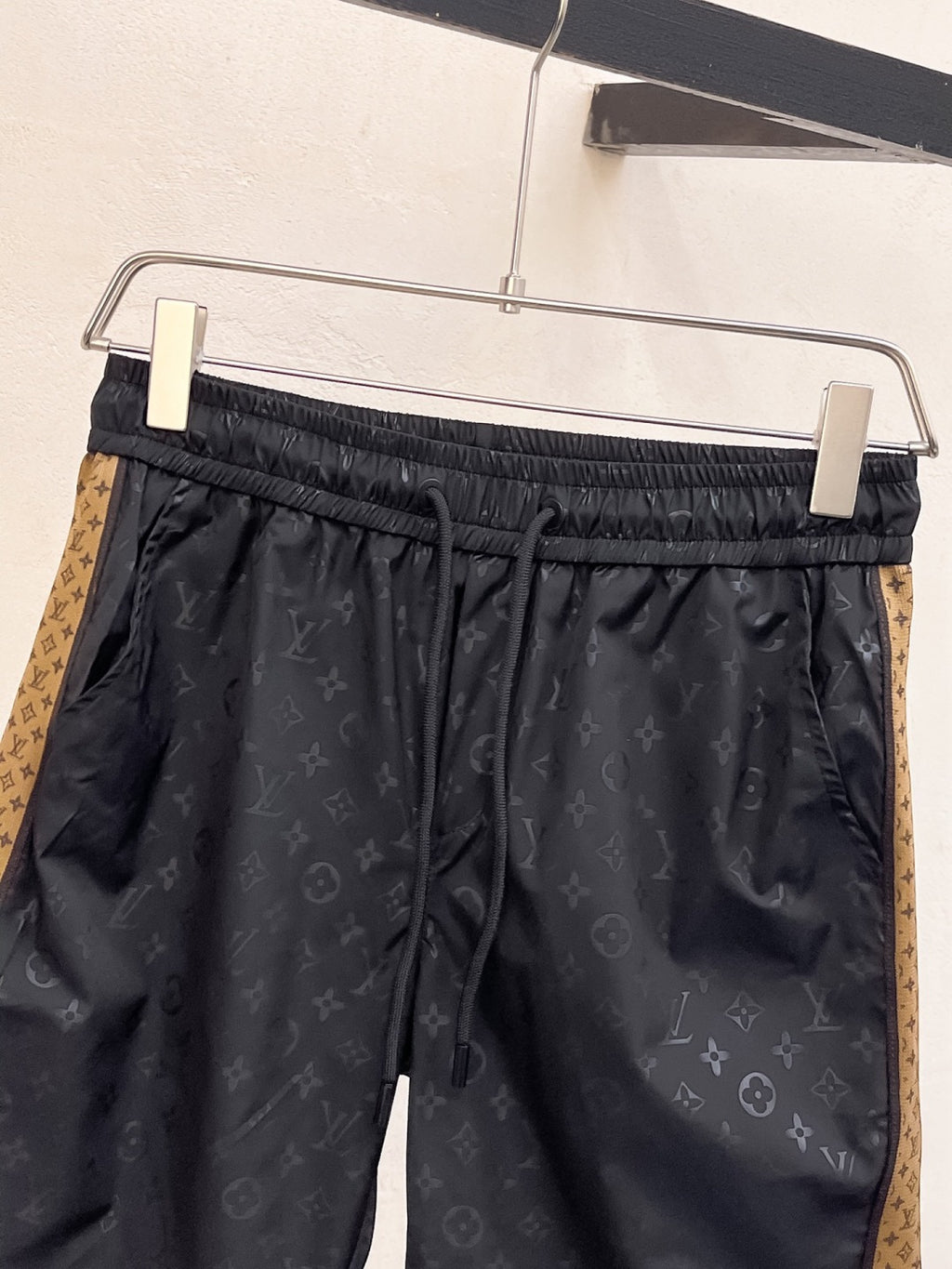 路易威登LV 2026夏季新款原單專櫃休閒短褲，奢華經典品牌原版LOGO配飾專櫃熱銷款身穿著非常舒適低調不失奢華穿出去非常有檔次褲型款式和裁剪亦無需多言上身精緻躍然高檔一等一頂級褲子經過水級的休閒褲選用土耳其的棉花✂️很重平穿搭！不挑上身絕對的有型極度奢華。 尺寸：M-3XL下單報身高體重。