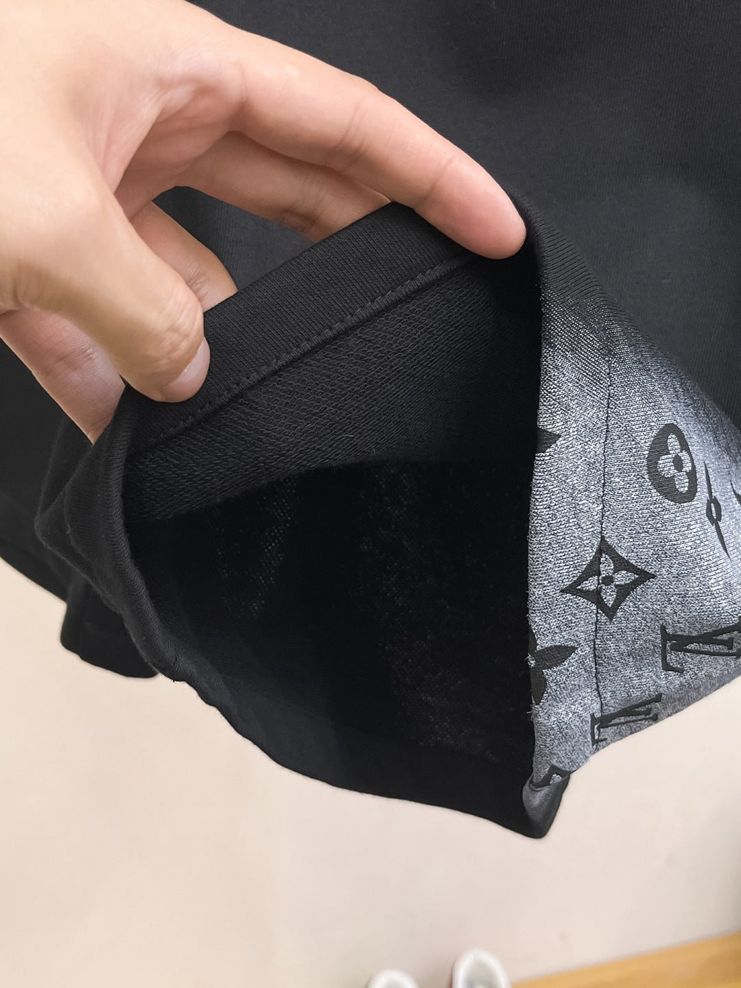 路易威登LV 2026夏季新款原單專櫃休閒短褲，奢華經典品牌原版LOGO配飾專櫃熱銷款身穿著非常舒適低調不失奢華穿出去非常有檔次褲型款式和裁剪亦無需多言上身精緻躍然高檔一等一頂級褲子經過水級的休閒褲選用土耳其的棉花✂️很重平穿搭！不挑上身絕對的有型極度奢華。 尺寸：M-3XL下單報身高體重。