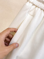 古馳2026夏季新款原單專櫃休閒短褲，奢華經典品牌原版LOGO配飾專櫃熱銷款身穿著非常舒適低調不失奢華穿出去非常有檔次褲型款式和裁剪亦無需多言上身精緻躍然👍高檔一等一頂級質料真正殿堂級的休閒褲選用柔軟的棉花✂️品質👍高檔一等一等質地！不挑上身絕對的有型極度奢華。 尺寸：M-3XL下單報身高體重。