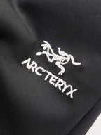 始祖鳥2026夏季新款原單專櫃休閒短褲，奢華經典品牌原版LOGO配飾專櫃熱銷款身穿著非常舒適低調不失奢華穿出去非常有檔次褲型款式和裁剪亦無需多言上身精緻躍然一等一頂級質料真正殿堂級的休閒褲選用土耳其的棉花✂️品質卓然一等頂級質地！不挑上身絕對的有型極度奢華。 尺寸：M-3XL下單報身高體重。