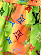 路易威登LV 2026夏季新款原單專櫃休閒短褲，奢華經典品牌原版LOGO配飾專櫃熱銷款身穿著非常舒適低調不失奢華穿出去非常有檔次褲型款式和裁剪亦無需多言上身精緻躍然高檔一等一頂級褲子經過水級的休閒褲選用土耳其的棉花✂️很重平穿搭！不挑上身絕對的有型極度奢華。 尺寸：M-3XL下單報身高體重。