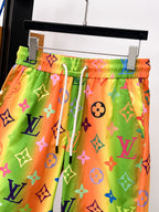 路易威登LV 2026夏季新款原單專櫃休閒短褲，奢華經典品牌原版LOGO配飾專櫃熱銷款身穿著非常舒適低調不失奢華穿出去非常有檔次褲型款式和裁剪亦無需多言上身精緻躍然高檔一等一頂級褲子經過水級的休閒褲選用土耳其的棉花✂️很重平穿搭！不挑上身絕對的有型極度奢華。 尺寸：M-3XL下單報身高體重。
