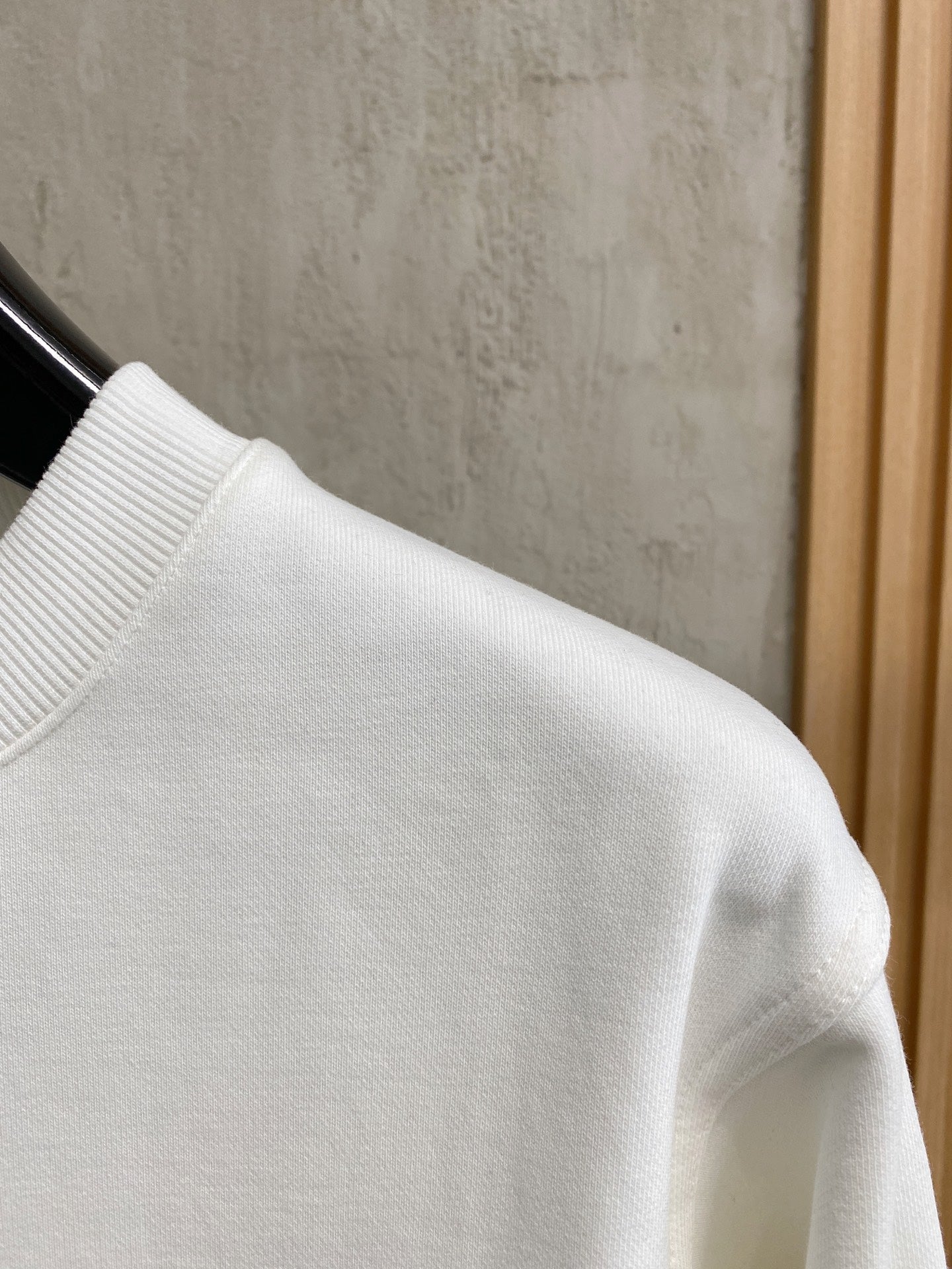 紀梵希25SS【新品】最新最頂級版本精美工藝圓領衛衣，最頂級的品質專櫃原單套頭衫，頂級製作工藝進口面料，專櫃品質重工刺繡設計，採用進口高端訂製面料，進口絲線手感一流！男女同款官網在販售！三標齊全碼數：s-xl