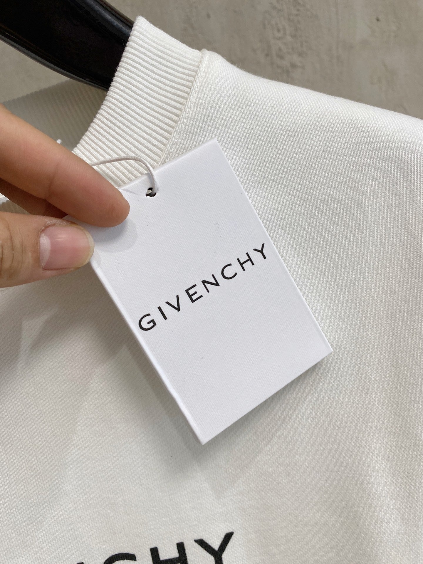 紀梵希25SS【新品】最新最頂級版本精美工藝圓領衛衣，最頂級的品質專櫃原單套頭衫，頂級製作工藝進口面料，專櫃品質重工刺繡設計，採用進口高端訂製面料，進口絲線手感一流！男女同款官網在販售！三標齊全碼數：s-xl