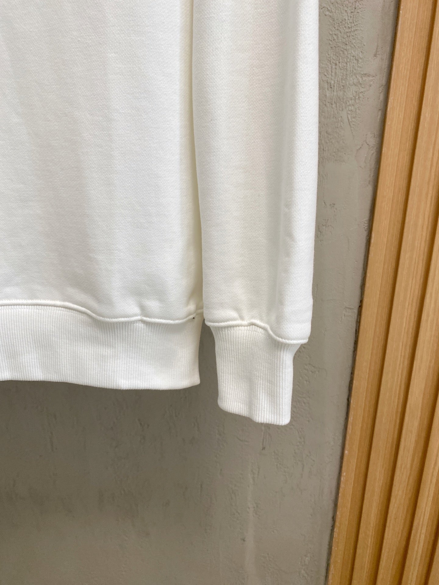 紀梵希25SS【新品】最新最頂級版本精美工藝圓領衛衣，最頂級的品質專櫃原單套頭衫，頂級製作工藝進口面料，專櫃品質重工刺繡設計，採用進口高端訂製面料，進口絲線手感一流！男女同款官網在販售！三標齊全碼數：s-xl