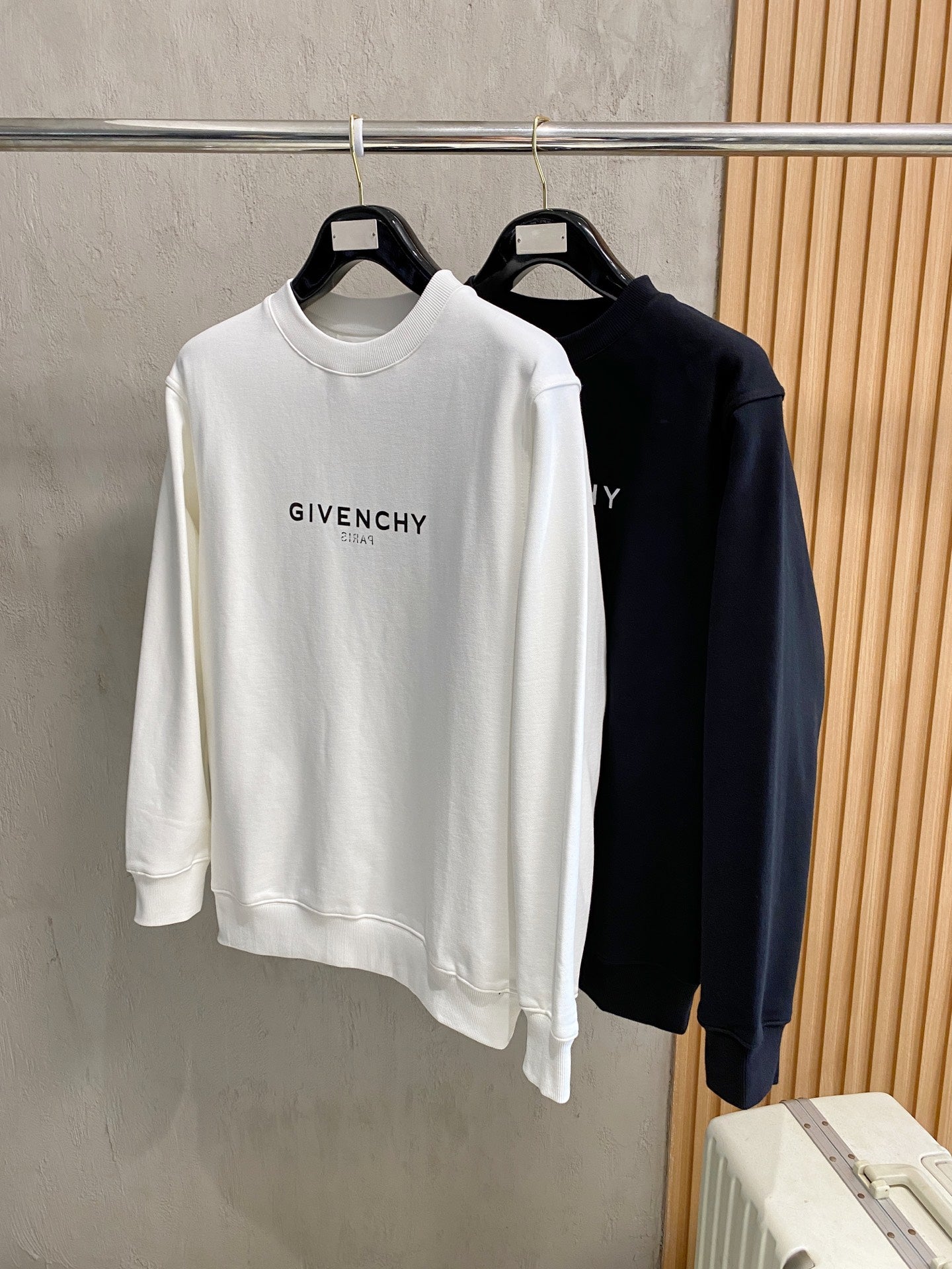 紀梵希25SS【新品】最新最頂級版本精美工藝圓領衛衣，最頂級的品質專櫃原單套頭衫，頂級製作工藝進口面料，專櫃品質重工刺繡設計，採用進口高端訂製面料，進口絲線手感一流！男女同款官網在販售！三標齊全碼數：s-xl