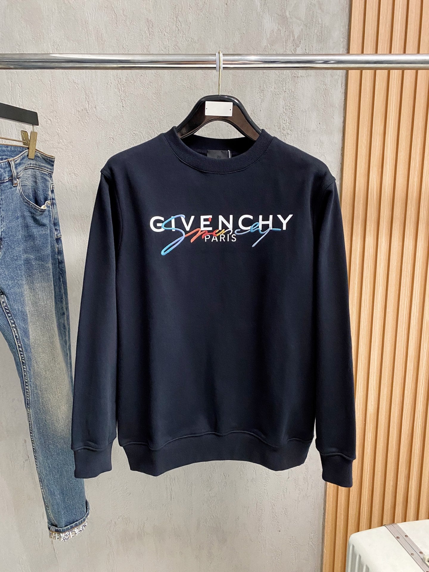 紀梵希25SS【新品】最新最頂級版本精美工藝圓領衛衣，最頂級的品質專櫃原單套頭衫，頂級製作工藝進口面料，專櫃品質重工刺繡設計，採用進口高端訂製面料，進口絲線手感一流！男女同款官網在販售！三標齊全碼數：s-xl